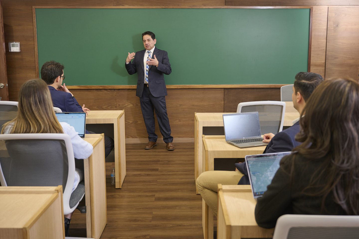 Aula del campus Mixcoac con estudiantes y profesor