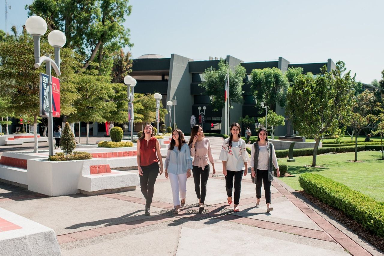 Estudiantes caminan por los jardines del campus Guadalajara de la Universidad Panamericana